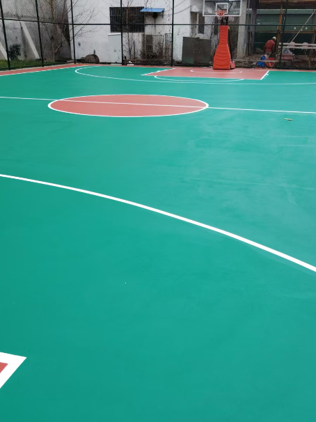 滨江 球场长期使用易出现地面开裂